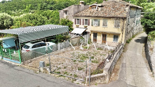 Foto Rustico a Caprino Veronese Porcino di 246 m² con 6 locali in vendita