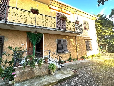 Foto Rustico a Casale Marittimo di 200 m² con 10 locali in vendita