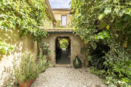 Foto Rustico a Barberino Tavarnelle di 900 m² con 16 locali in vendita