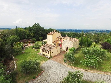 Foto Rustico a Casciana Terme Lari Collemontanino di 190 m² con 9 locali