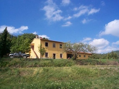 Foto Rustico a Montecatini Val di Cecina di 300 m² con 8 locali in vendita
