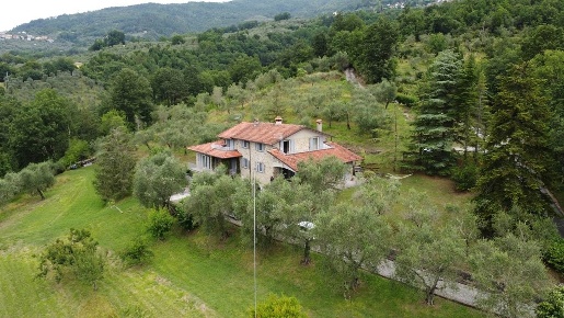 Foto Rustico a Fivizzano di 240 m² con 9 locali in vendita