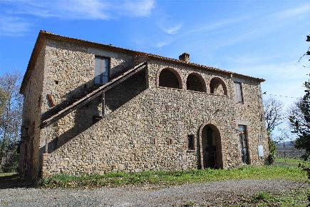 Foto Rustico a Montecatini Val di Cecina di 1100 m² con 8 locali in vendita