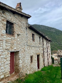 Foto Rustico a Camerino di 120 m² con 5 locali in vendita
