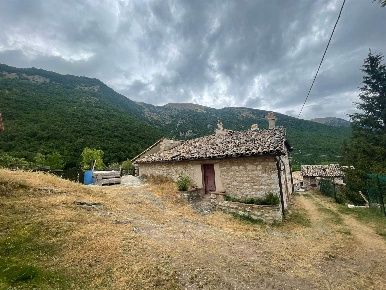 Foto Rustico a Camerino di 120 m² con 5 locali in vendita