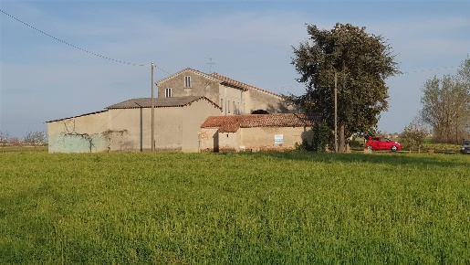 Foto Rustico a Quistello di 350 m² con 8 locali in vendita
