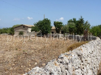 Foto Rustico a Noto di 180 m² con 7 locali in vendita