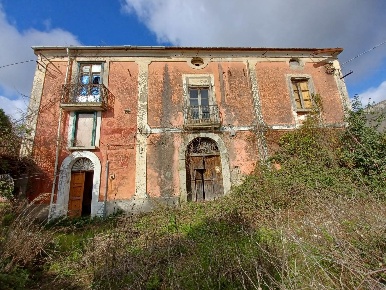 Foto Rustico in via Tiziano 3, Montecorvino Rovella di 900 m² con 10 locali