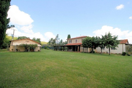 Foto Rustico a Monteverdi Marittimo Centro di 500 m² con 14 locali