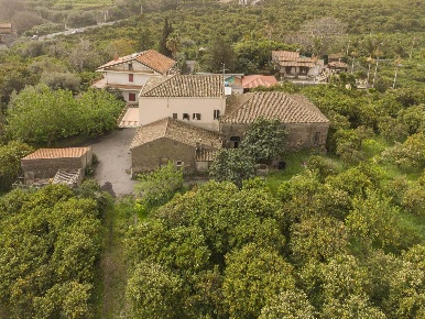 Foto Rustico a Fiumefreddo di Sicilia di 460 m² con 7 locali in vendita