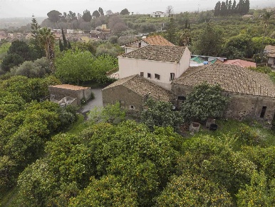 Foto Rustico a Fiumefreddo di Sicilia di 460 m² con 7 locali in vendita