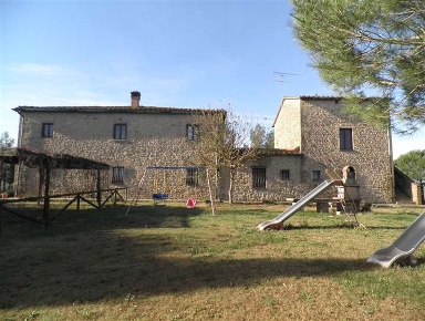Foto Rustico a Pomarance di 740 m² con 18 locali in vendita