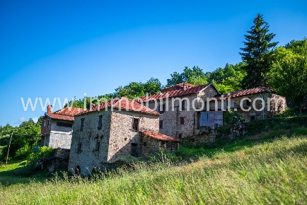 Foto Rustico a Roccaverano di 500 m² con 10 locali in vendita