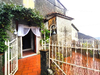Foto Rustico a Camaiore Camaiore Paese di 78 m² con 5 locali in vendita