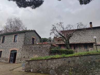 Foto Rustico a Montefiascone Centro di 250 m² con 6 locali in vendita