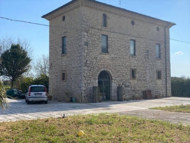 Foto Rustico a Fondi di 270 m² con 7 locali in vendita