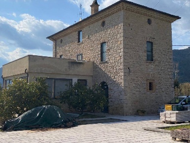 Foto Rustico a Fondi di 270 m² con 7 locali in vendita