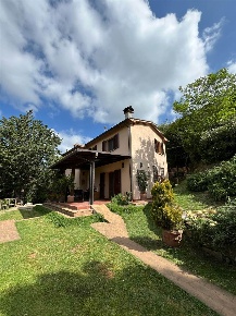 Foto Rustico a Castagneto Carducci di 158 m² con 5 locali in vendita