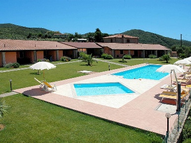 Foto Rustico a Scarlino Portiglioni di 600 m² con 16 locali in vendita