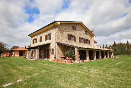 Foto Rustico a Scarlino Centro di 960 m² con 13 locali in vendita