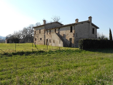 Foto Rustico a Trevi Sant'Eraclio, Case Vecchie di 400 m² con 5 locali