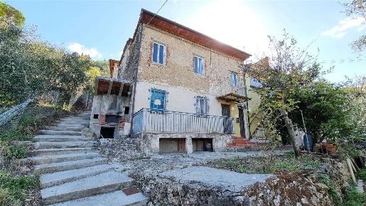 Foto Rustico a Camaiore Camaiore Paese di 125 m² con 9 locali in vendita