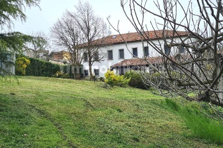 Foto Rustico a Canneto Pavese di 265 m² con 9 locali in vendita