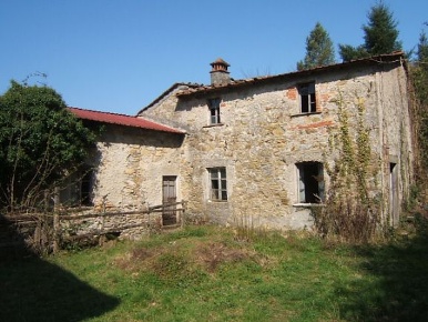 Foto Rustico a Fivizzano Centro di 300 m² con 8 locali in vendita