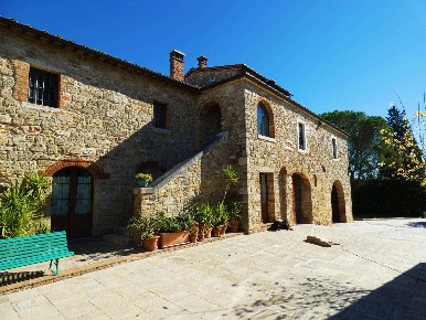 Foto Rustico a Asciano Centro di 400 m² con 16 locali in vendita