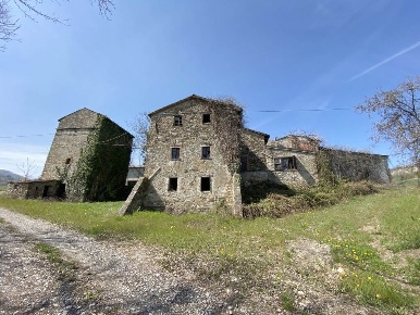 Foto Rustico a Piozzano di 250 m² con 4 locali in vendita