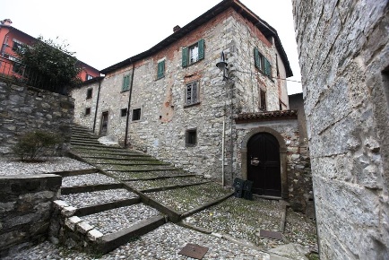 Foto Rustico in via castello  1, Ponteranica di 2000 m² con 10 locali