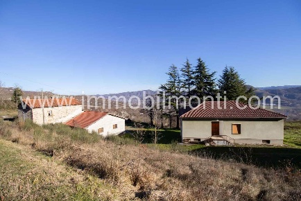 Foto Rustico a Mombaldone di 653 m² con 14 locali in vendita