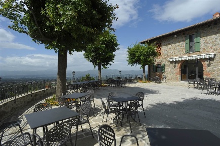 Foto Rustico a Reggello Centro di 435 m² con 15 locali in vendita