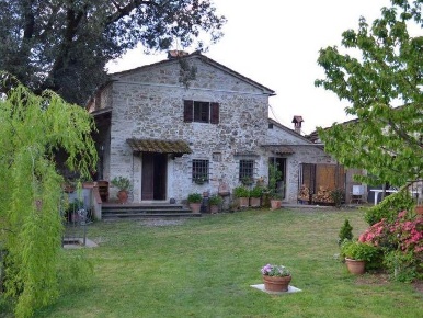 Foto Rustico a Barberino di Mugello di 300 m² con 11 locali in vendita