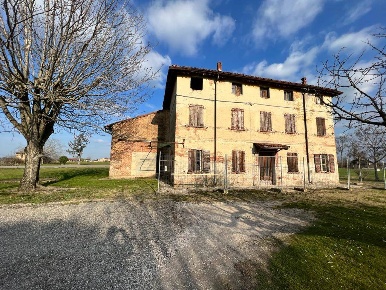 Foto Rustico a Gonzaga Centro di 150 m² con 6 locali in vendita