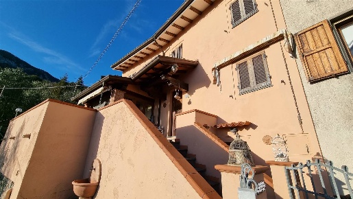 Foto Rustico a Camaiore Camaiore Paese di 80 m² con 8 locali in vendita