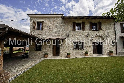Foto Rustico a Melazzo di 255 m² con 10 locali in vendita