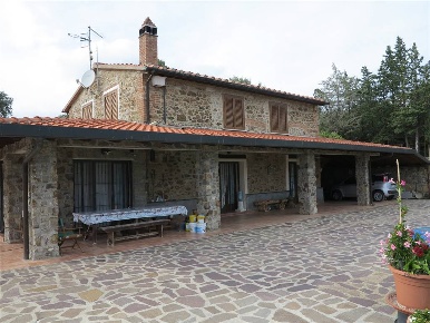 Foto Rustico a Massa Marittima Centro di 250 m² con 6 locali in vendita