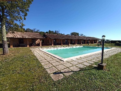 Foto Rustico a Massa Marittima Centro di 400 m² con 18 locali in vendita