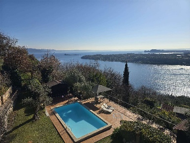 Foto Rustico a Salò Centro di 400 m² con 13 locali in vendita