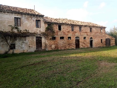 Foto Rustico a Trecastelli di 400 m² con 10 locali in vendita