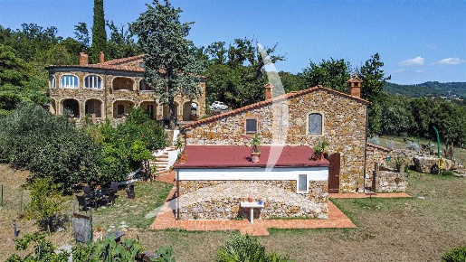 Foto Rustico a Roccastrada di 560 m² con 19 locali in vendita