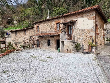 Foto Rustico a Camaiore Camaiore Paese di 385 m² con 14 locali in vendita