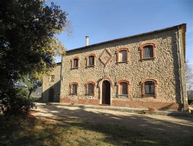 Foto Rustico a Pomarance di 600 m² con 15 locali in vendita