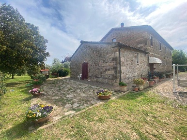 Foto Rustico a Magliano in Toscana Centro di 450 m² con 12 locali