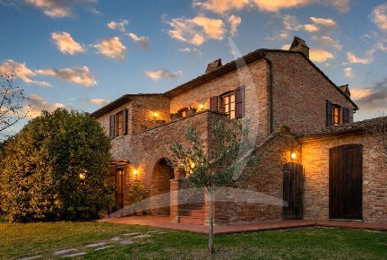 Foto Rustico a Cortona Centro di 500 m² con 12 locali in vendita