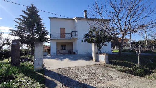 Foto Rustico a Pollutri Centro di 336 m² con 7 locali in vendita