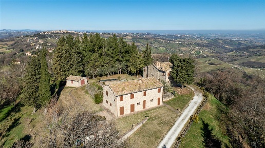 Foto Rustico in via badiacolli 13B, Cupramontana di 558 m² con 16 locali