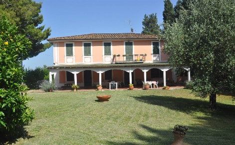 Foto Rustico a Collesalvetti Castell'anselmo di 410 m² con 15 locali