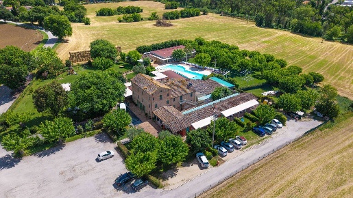Foto Rustico in Via Fornace, Serra de' Conti di 5300 m² con 24 locali